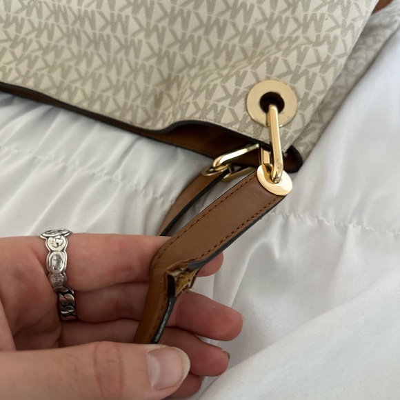 Michael Kors Raven Signature Large Shoulder Tote- Vanilla - Picture 3 of 6